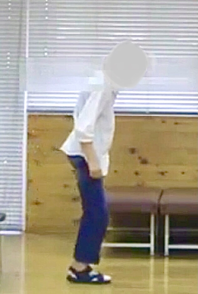 임실 내 환경에서 보행을 시연하는 파킨슨병 환자
